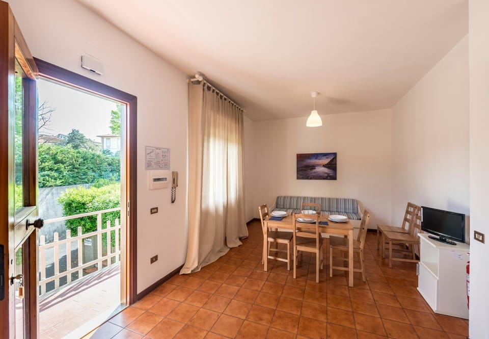 Day, Summer, TV and multimedia, View (from property/room), Living room, Photo of the whole room, Seating area, Dining area, On site, Food, Inner courtyard view, internet, air conditioner