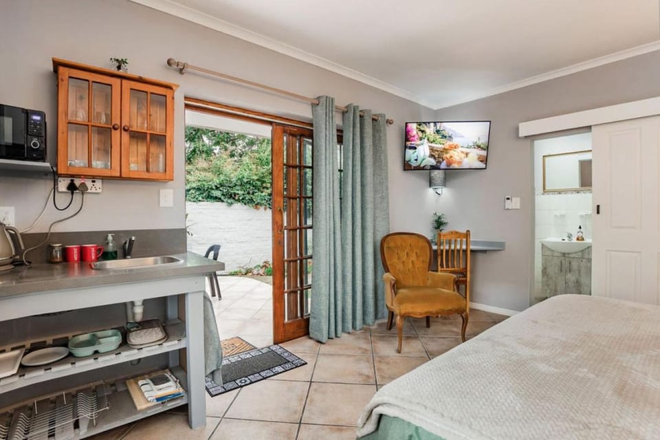 TV and multimedia, Kitchen or kitchenette, Seating area