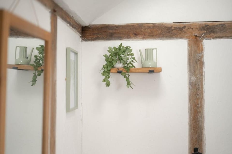 Green Cottage - Unique Family & Dog-Friendly Stay House in Wirral