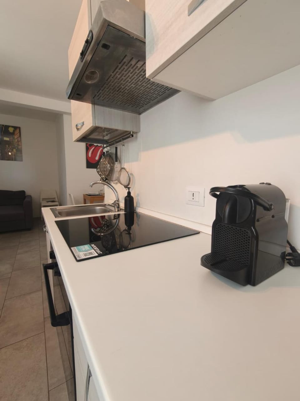 Coffee/tea facilities, Kitchen or kitchenette, stove