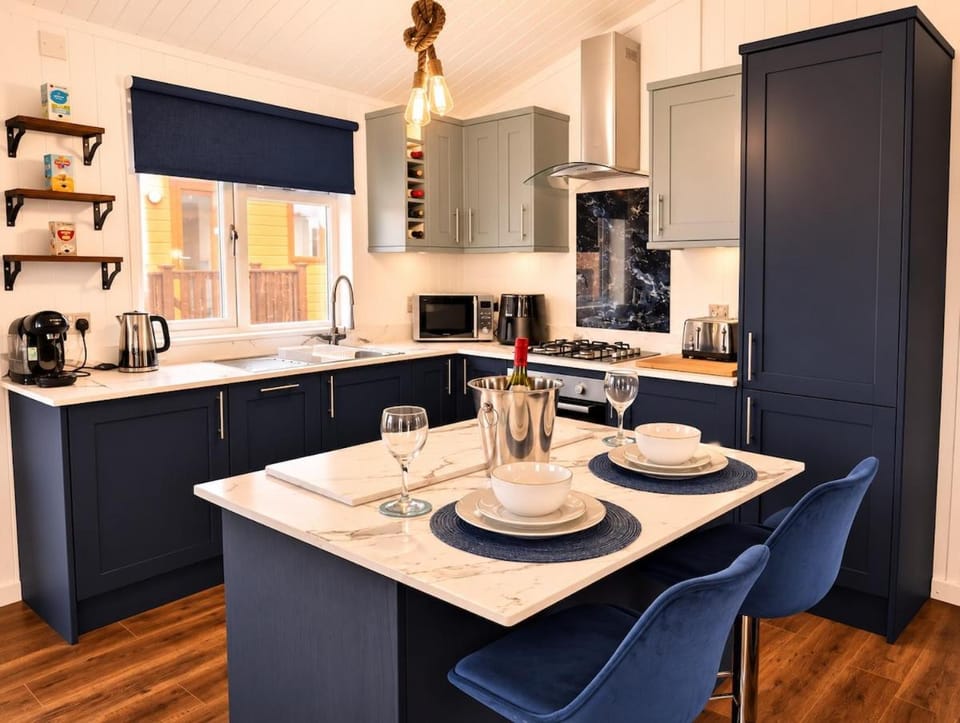 Kitchen or kitchenette, Dining area, dishwasher, stove