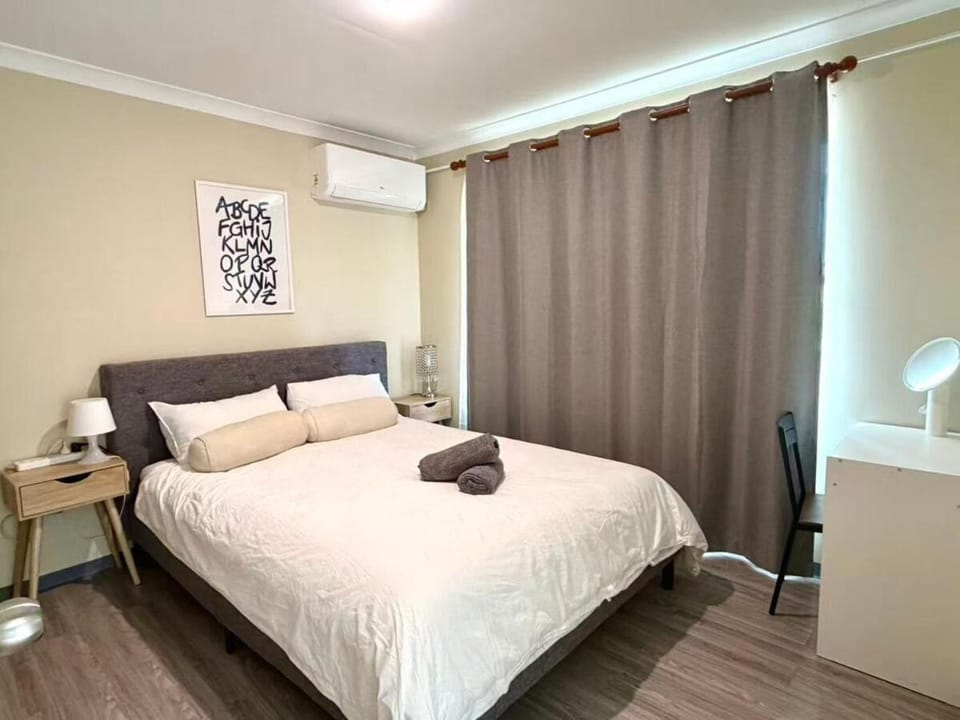 Walk to Curtin Near Airport Vic Park, Perth CBD Villa in Bentley