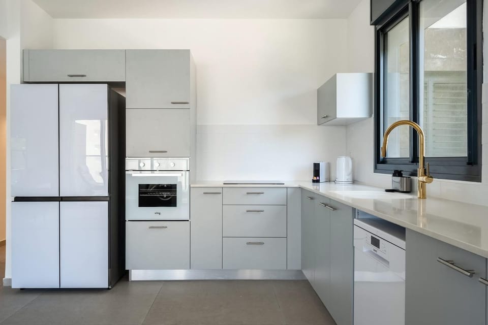 Kitchen or kitchenette, dishwasher, stove