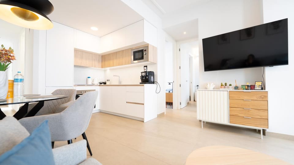 TV and multimedia, Coffee/tea facilities, Living room, Dining area, dishwasher, microwave, stove, kitchen