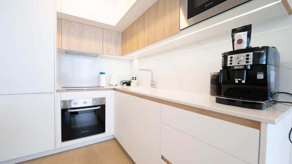 Coffee/tea facilities, microwave, oven, stove, kitchen