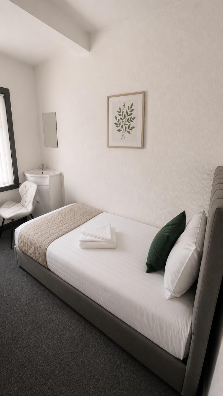 Bed, Photo of the whole room, Bedroom, towels