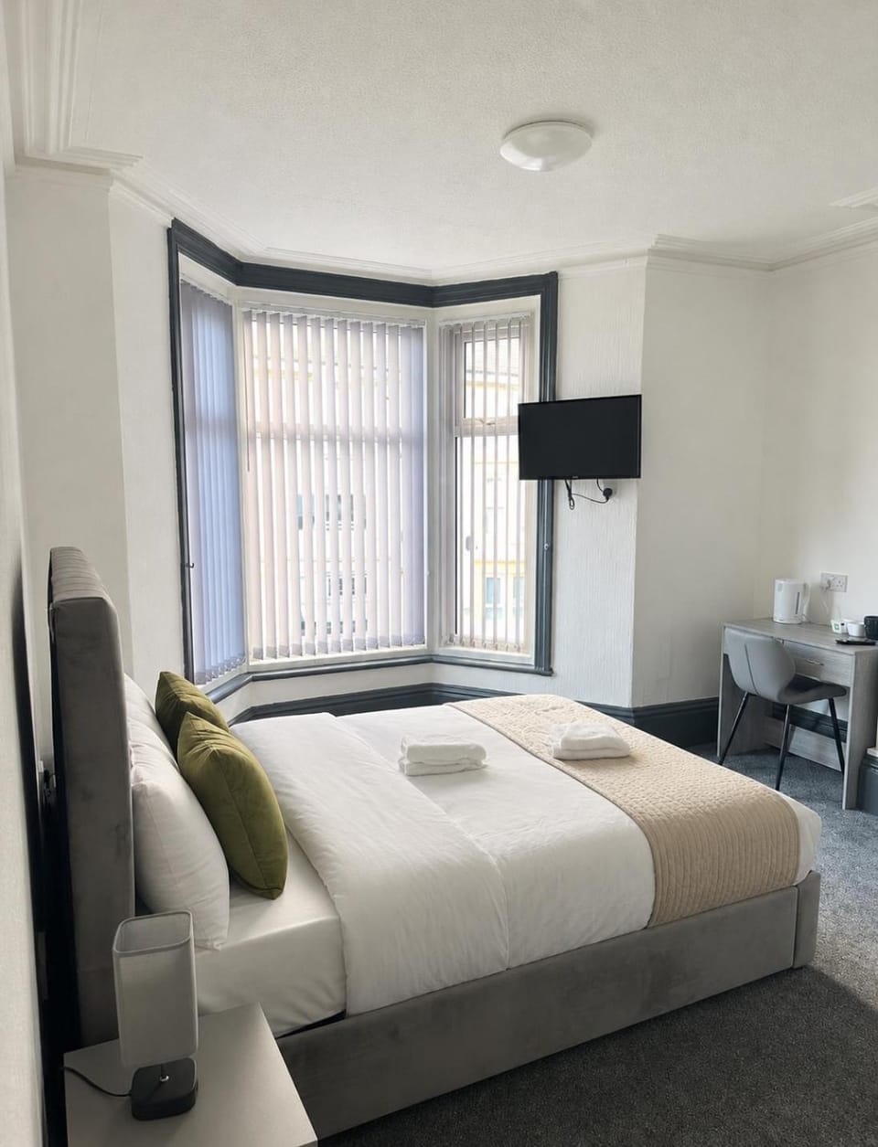 Bed, TV and multimedia, Photo of the whole room, Bedroom