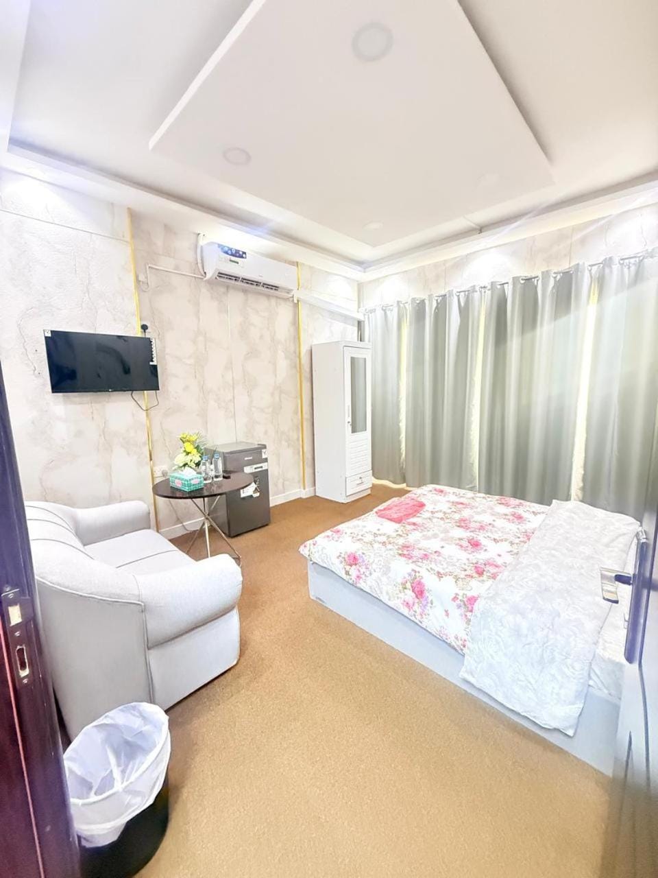 Bed, TV and multimedia, Photo of the whole room, Bedroom