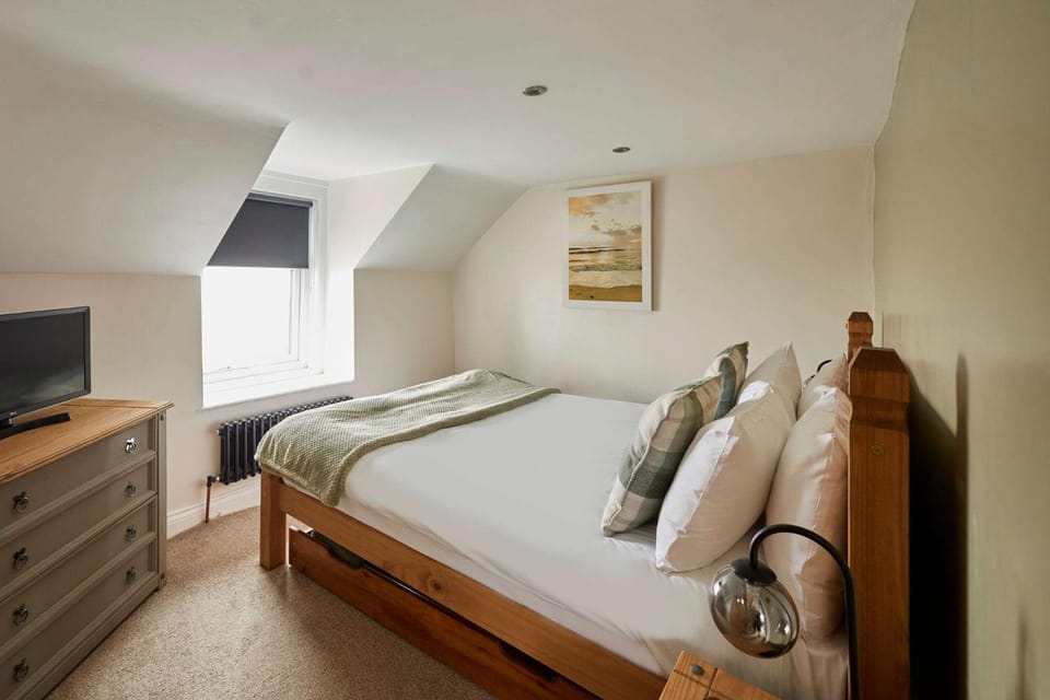 Bed, TV and multimedia, Bedroom