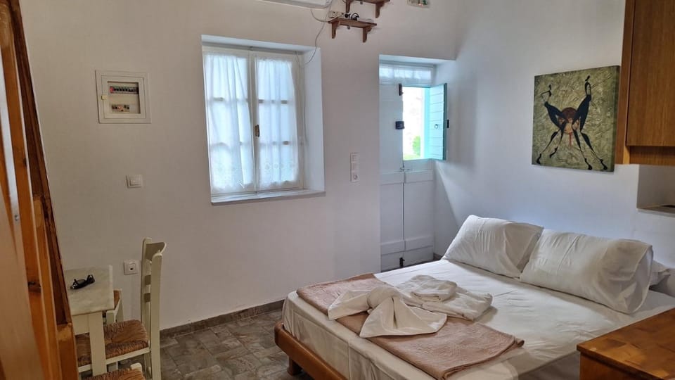 Bed, Photo of the whole room, towels