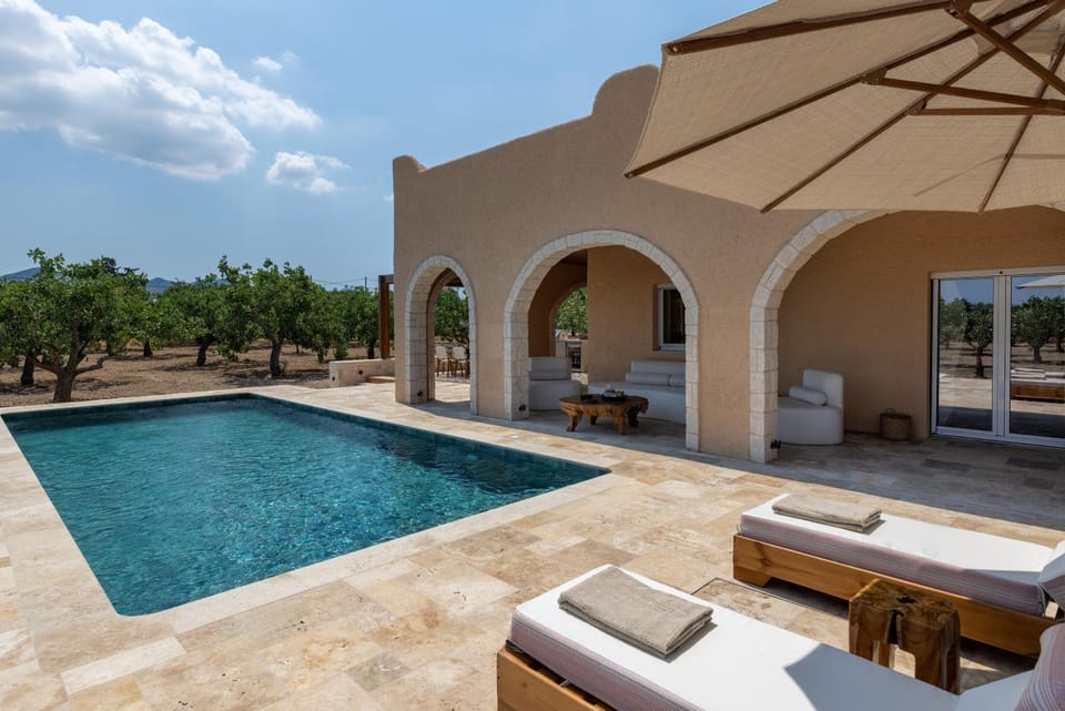 Property building, Patio, Day, Swimming pool, sunbed