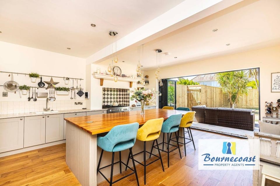 Dining area, kitchen