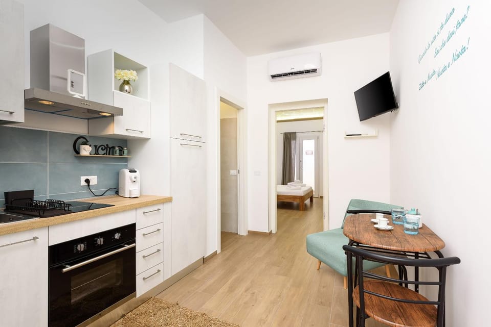 Kitchen or kitchenette, Dining area, oven