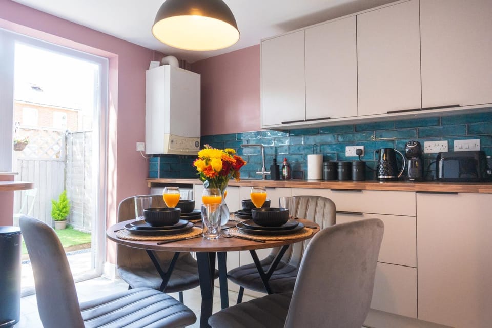 Coffee/tea facilities, Kitchen or kitchenette, Dining area, dishwasher, stove, toaster