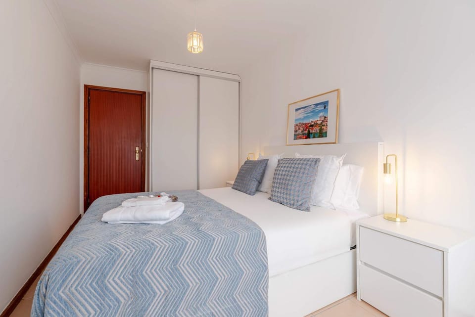Bed, Bedroom, towels, wardrobe