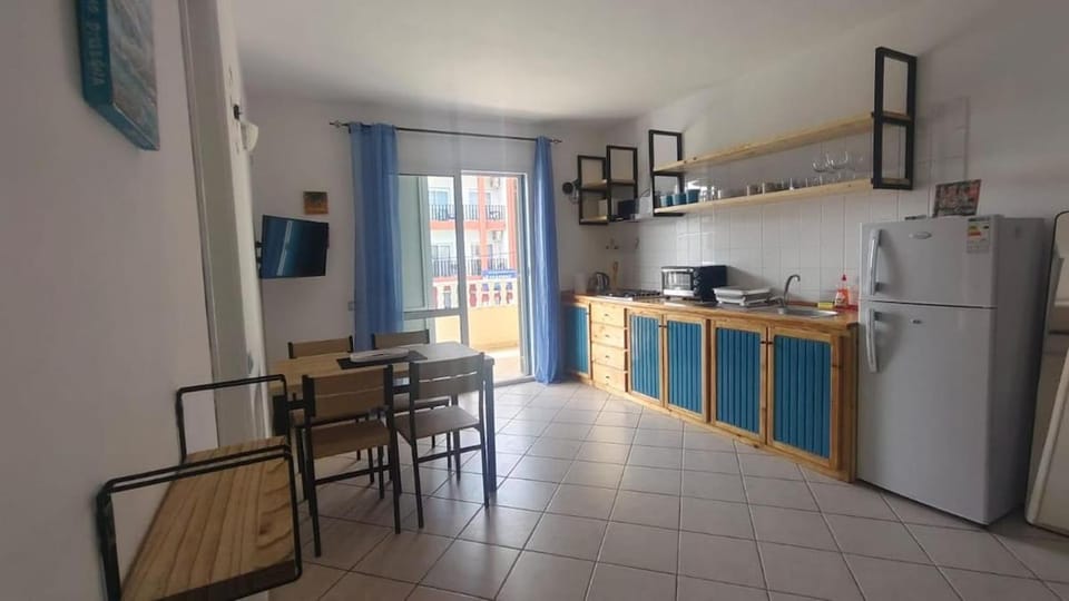 Communal lounge/ TV room, TV and multimedia, Kitchen or kitchenette, Dining area, stove