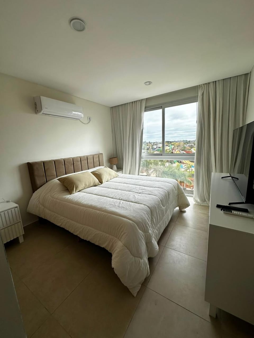 Bed, Photo of the whole room, Bedroom, air conditioner