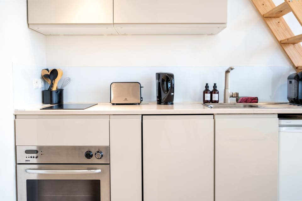 Coffee/tea facilities, dishwasher, oven, stove, toaster, kitchen
