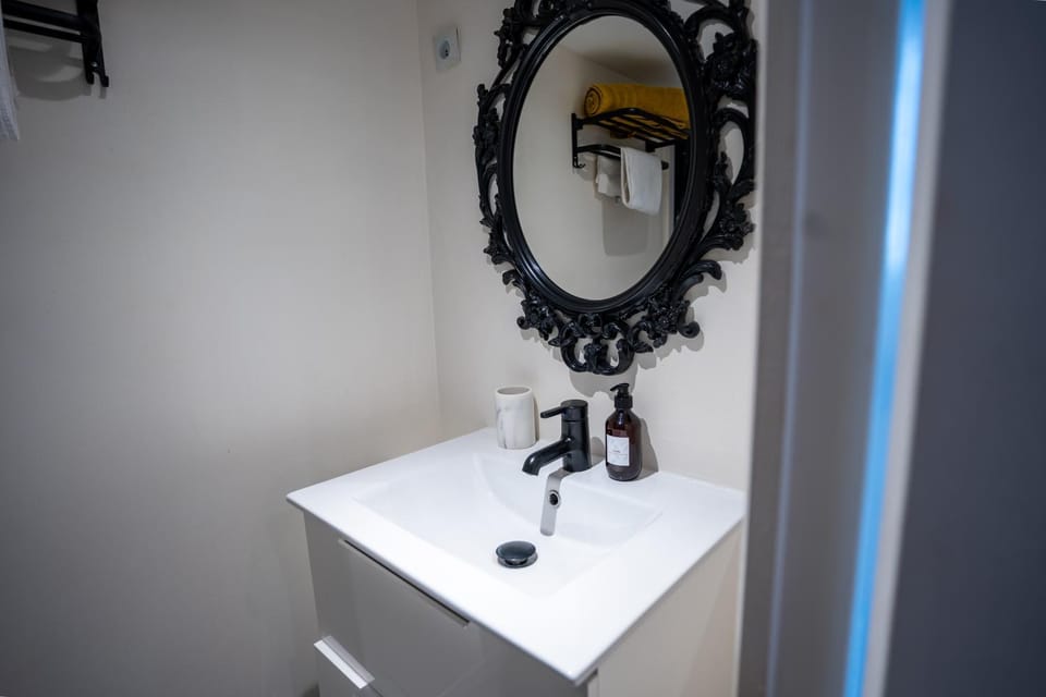 Bathroom, towels