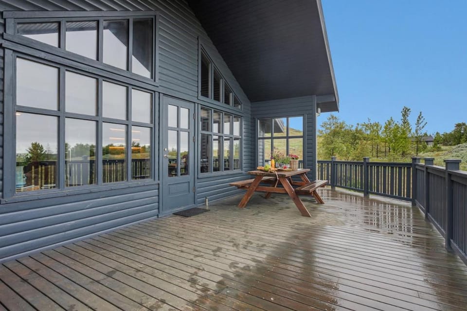 5BR Summerhouse with Sauna, Hot Tub and Scenic Views Apartment in Southern Region