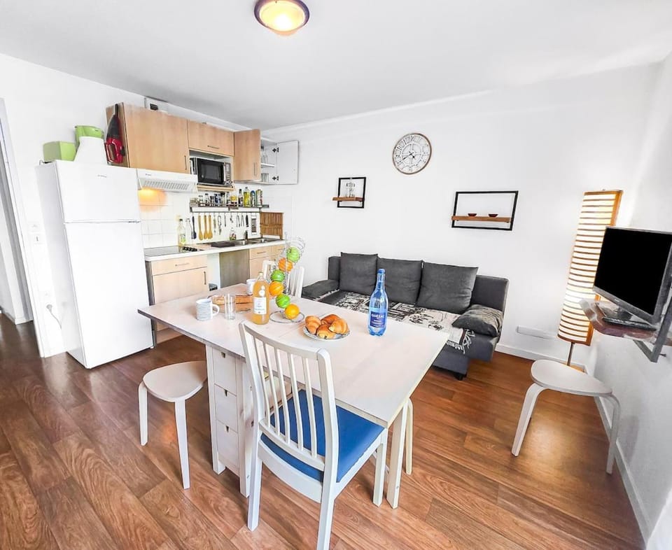 Kitchen or kitchenette, Living room