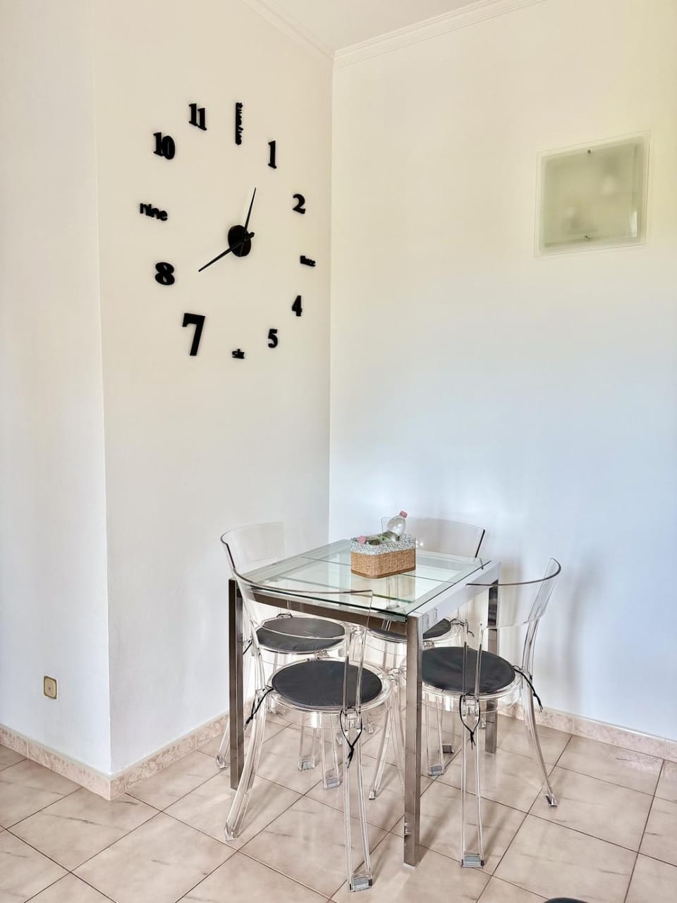 Seating area, Dining area