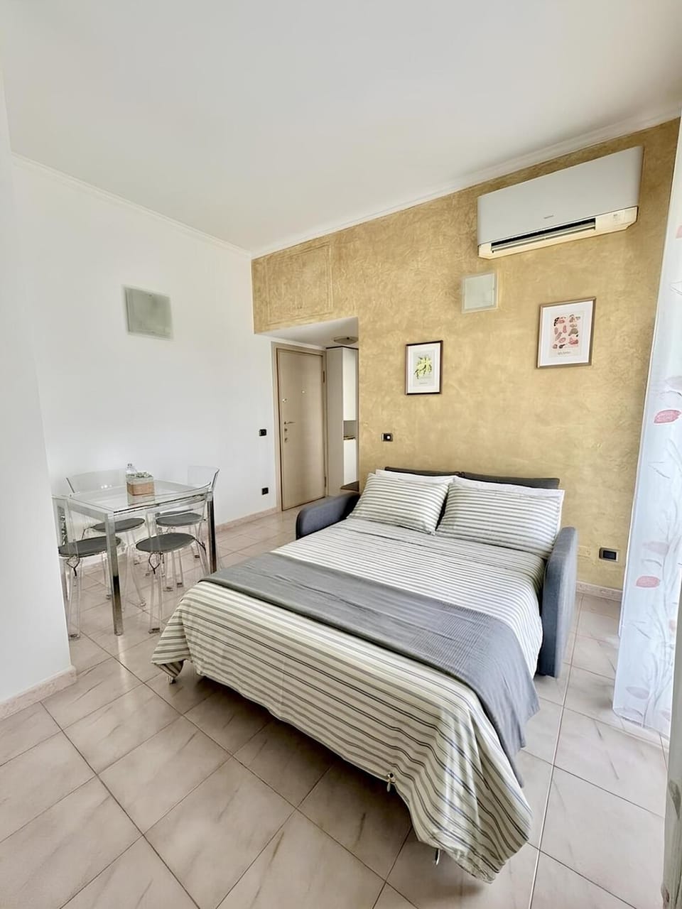Bed, Living room, heating, air conditioner