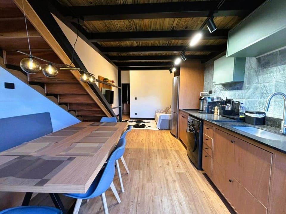 Coffee/tea facilities, Kitchen or kitchenette, Living room, Seating area, Dining area, stove