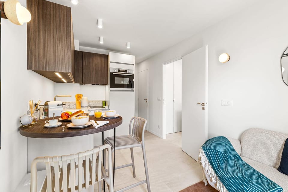 CARABACEL - One room Suite AC and Balcony Apartment in Nice