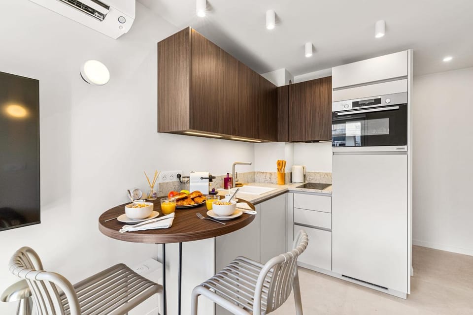 CARABACEL - One room Suite AC and Balcony Apartment in Nice