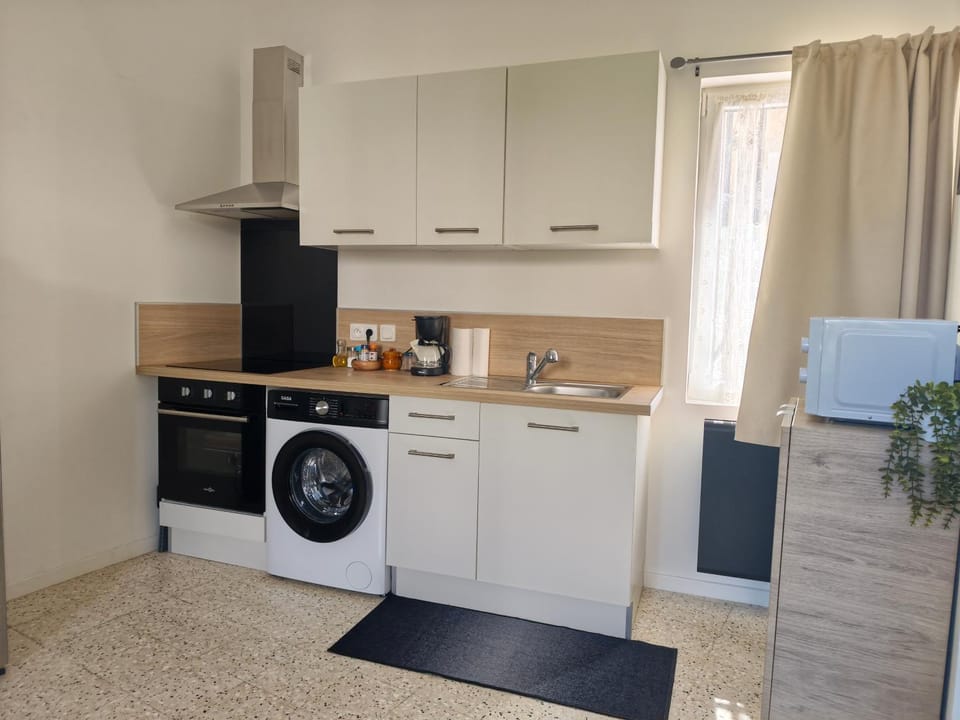 Kitchen or kitchenette, stove, washing machine