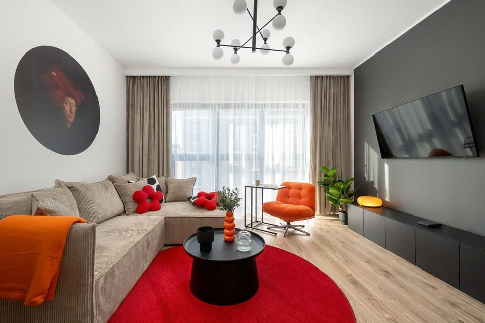 Bed, TV and multimedia, Living room, Seating area, Evening entertainment, Bedroom