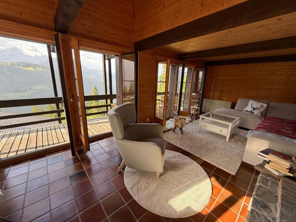 Beautiful chalet with exceptional views, ski-to-door, very quiet Chalet in Ollon