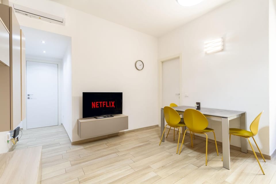 TV and multimedia, Living room, Seating area, Dining area