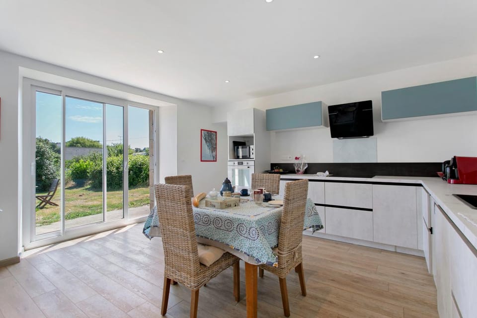 Property building, Kitchen or kitchenette, Living room
