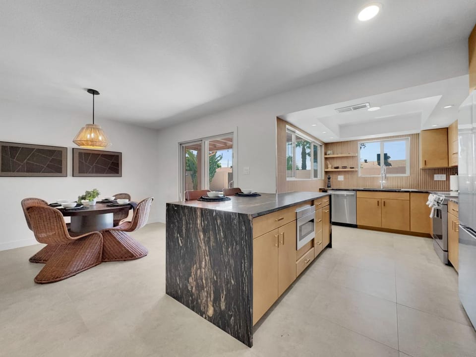 Kitchen or kitchenette, Dining area, oven, kitchen