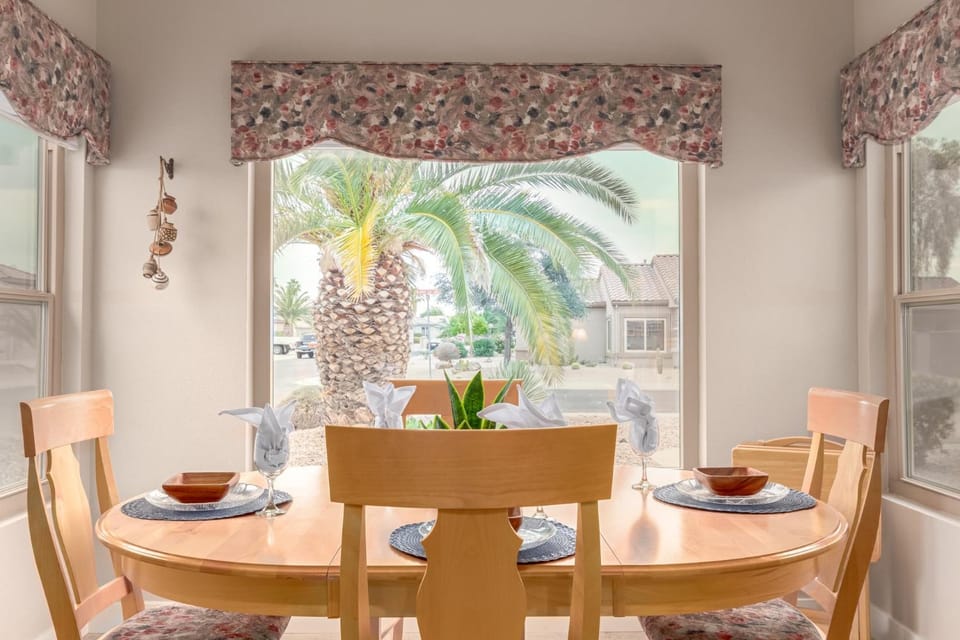 Food and drinks, Seating area, Dining area, Food