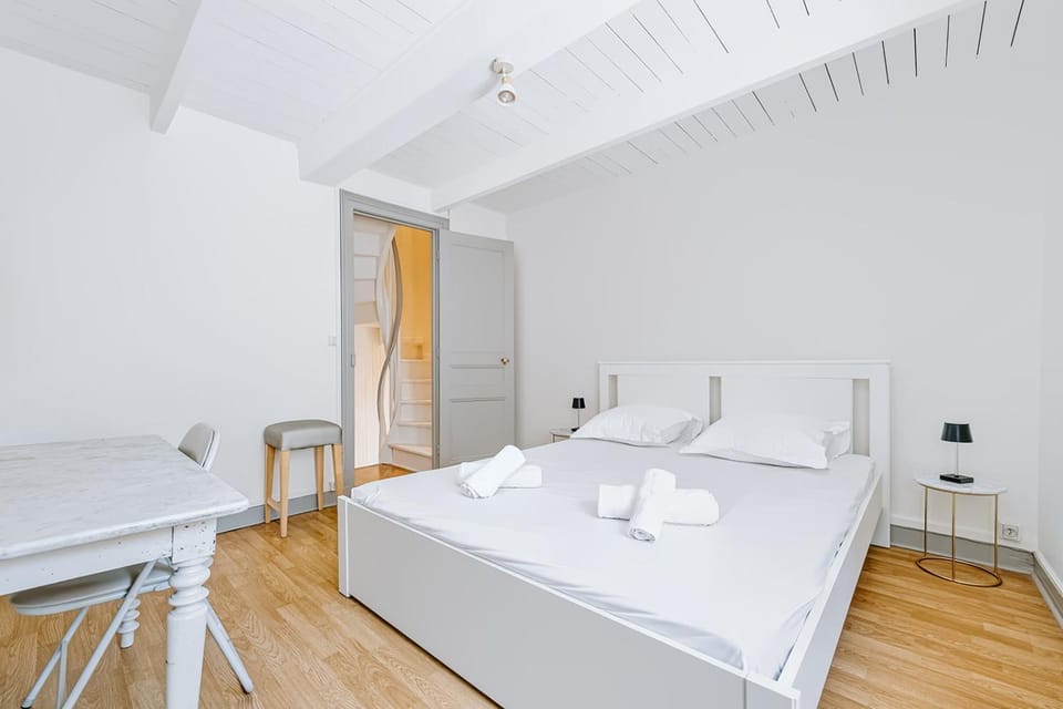 Seating area, Bedroom