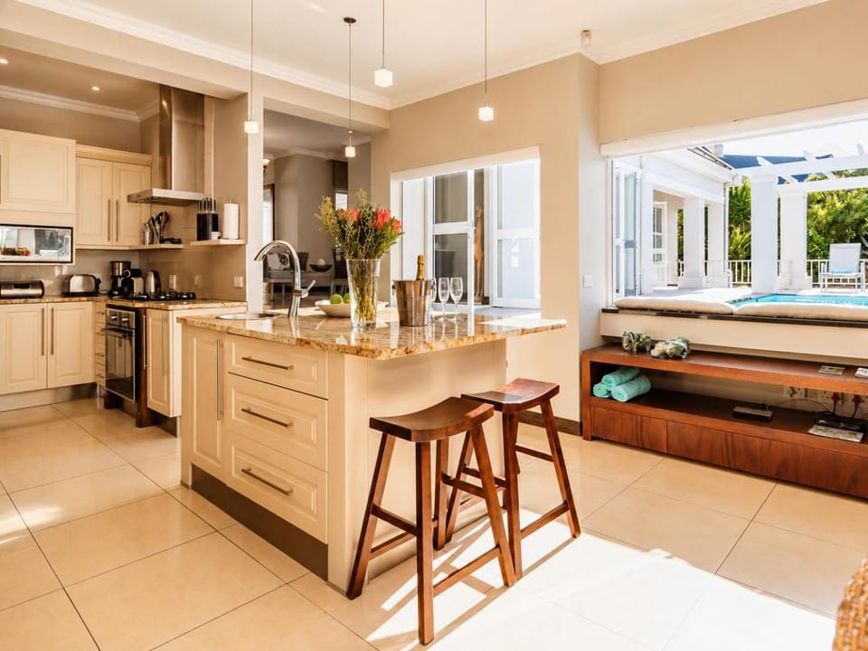 Coffee/tea facilities, Pool view, Swimming pool, microwave, oven, stove, toaster, kitchen