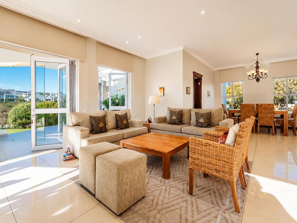 Communal lounge/ TV room, Living room, Lounge or bar, Dining area