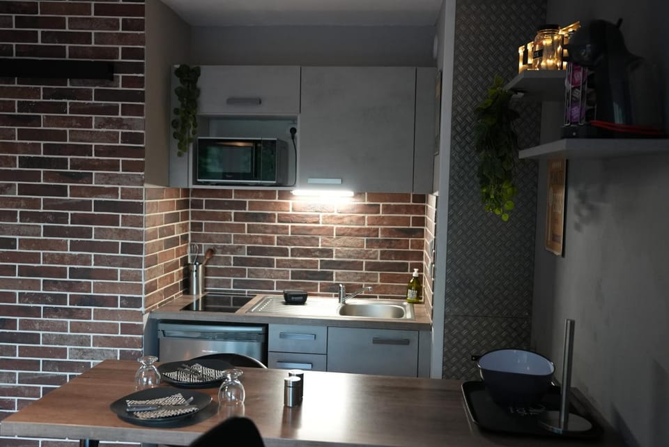 Kitchen or kitchenette