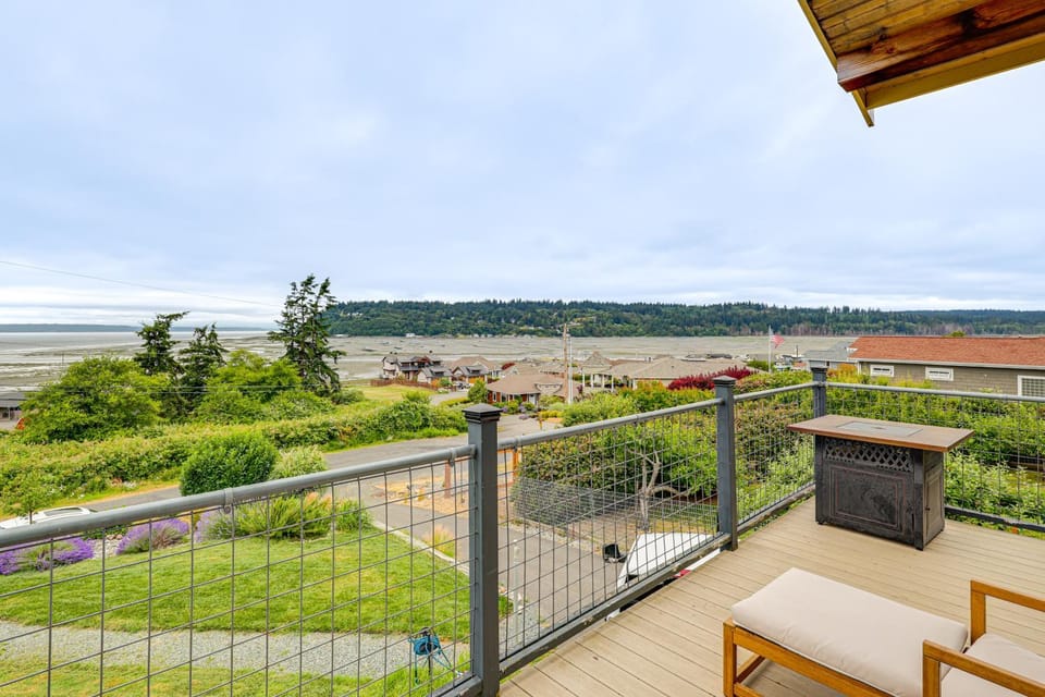 Hot Tub & Puget Sound View! Whidbey Island Retreat House in Whidbey Island