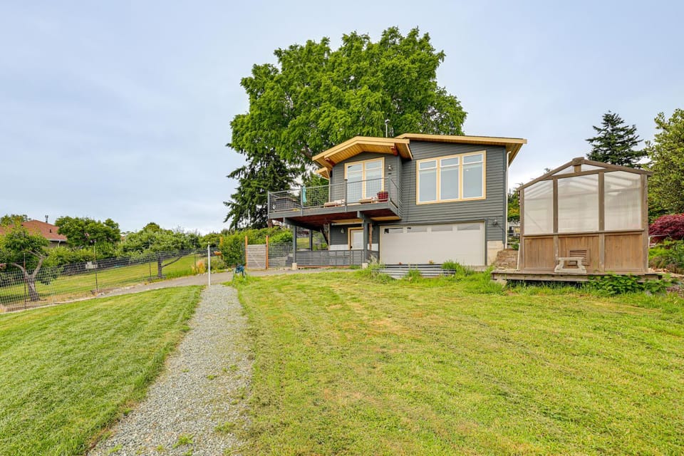 Hot Tub & Puget Sound View! Whidbey Island Retreat House in Whidbey Island