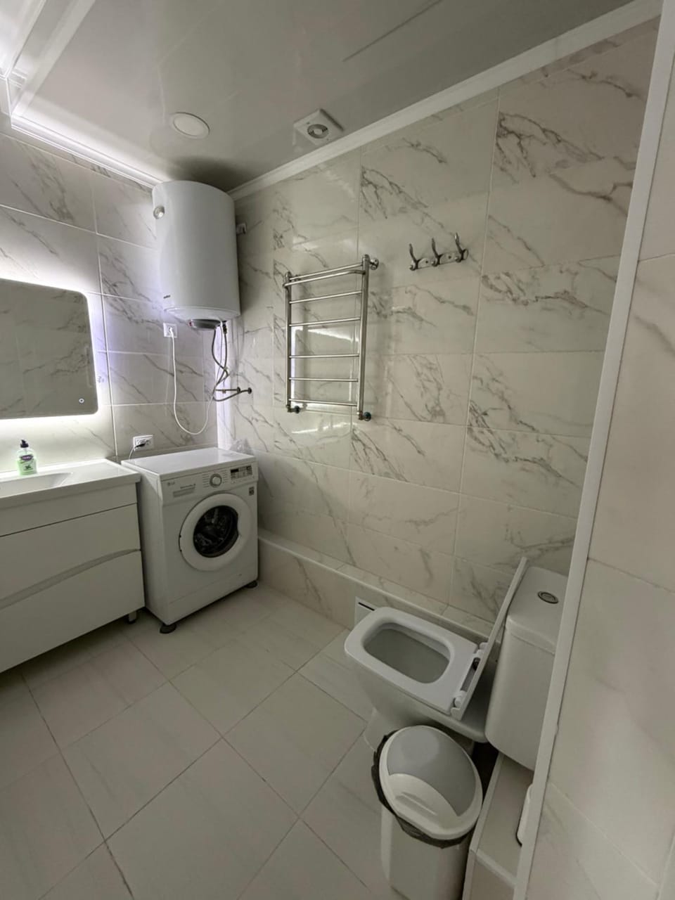 Shower, Toilet, Bathroom, towels, washing machine