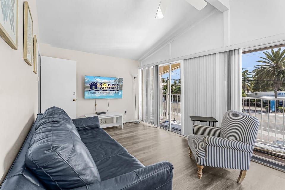 Plunge into Fun & Sun at Siesta Key- A Coastal Gem - Aloha Kai Suite - Roelens House in Siesta Beach