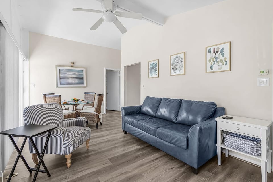 Plunge into Fun & Sun at Siesta Key- A Coastal Gem - Aloha Kai Suite - Roelens House in Siesta Beach