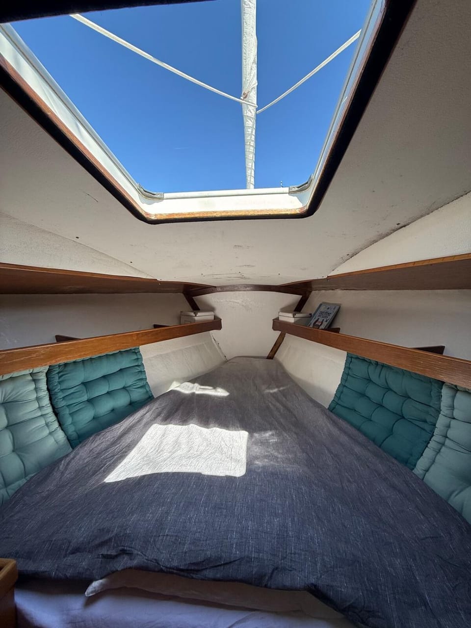 Fully equipped sailing boat & exploring zodiac Docked boat in Nyon