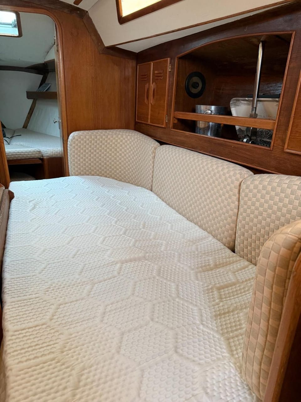 Fully equipped sailing boat & exploring zodiac Docked boat in Nyon