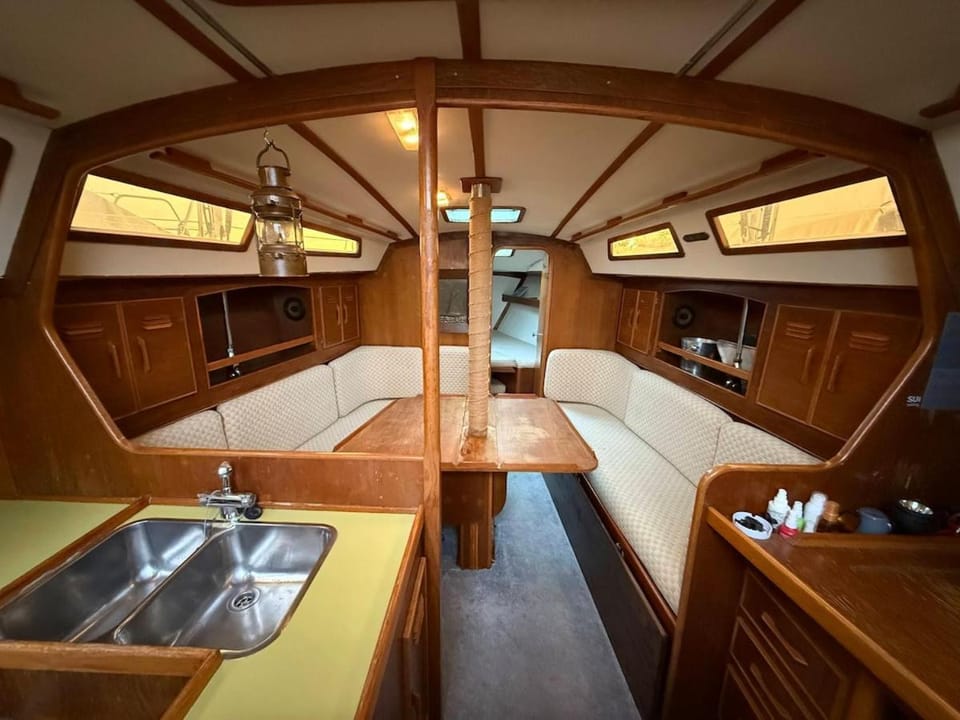 Fully equipped sailing boat & exploring zodiac Docked boat in Nyon