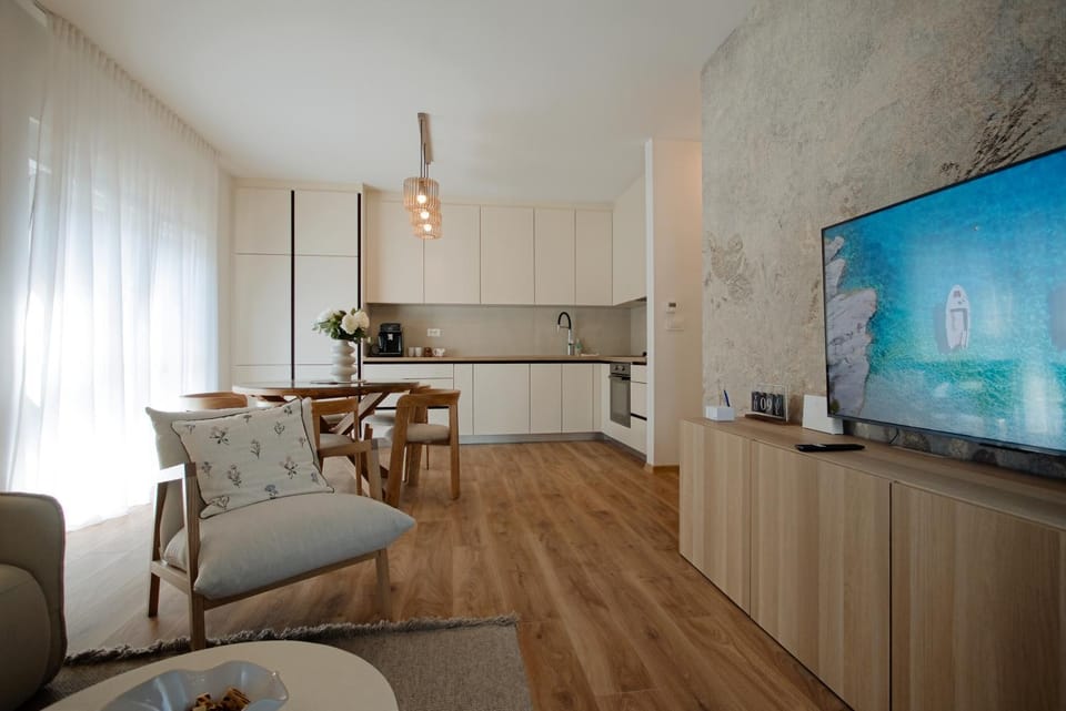 TV and multimedia, Kitchen or kitchenette, Living room, Seating area, Dining area, oven, stove